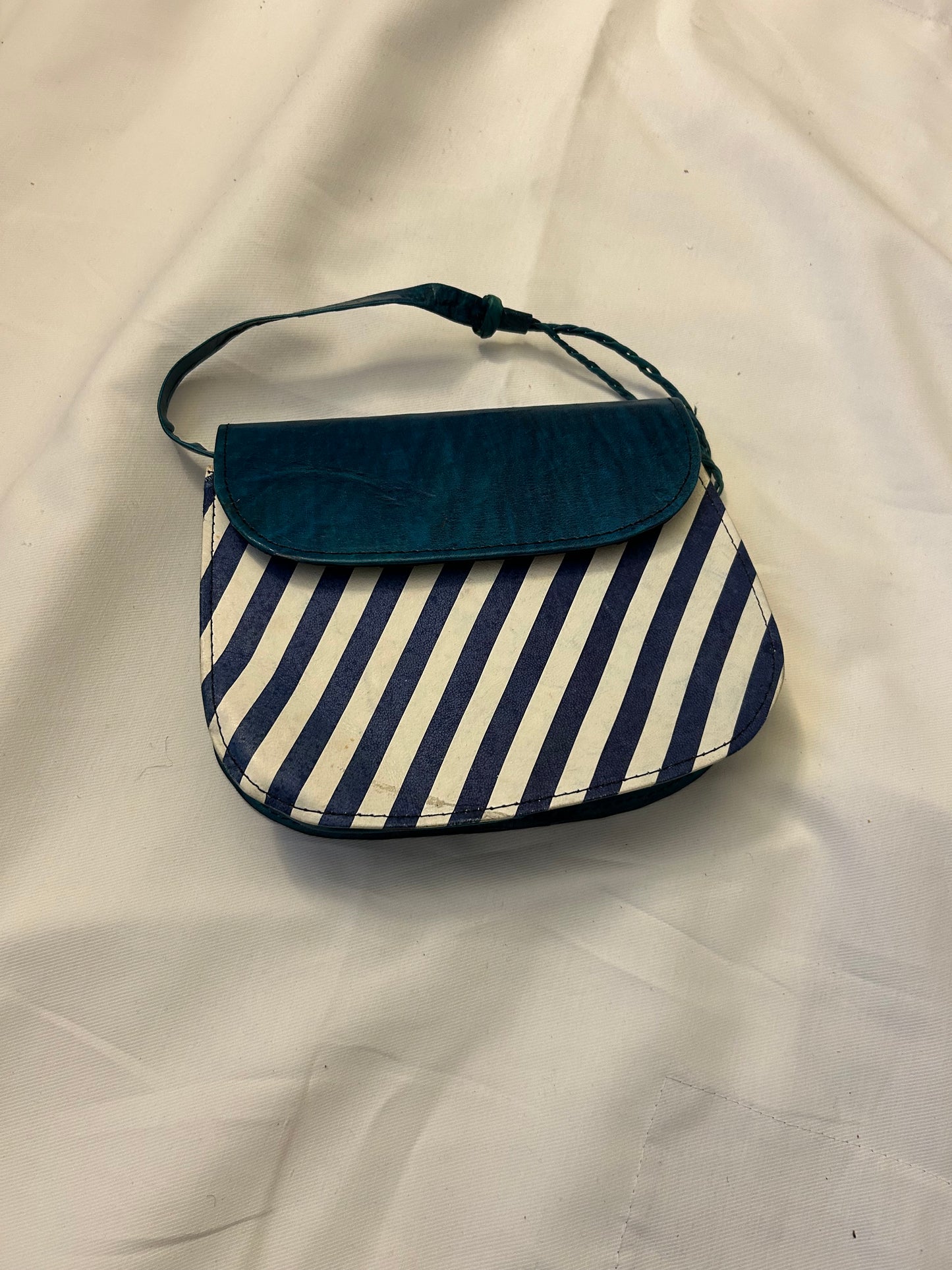 Sac en cuir et pagne tissé africain bleu– sac artisanal femme – sac bandoulière ethnique – sac fait main en cuir véritable – idée cadeau bohème (Copie)