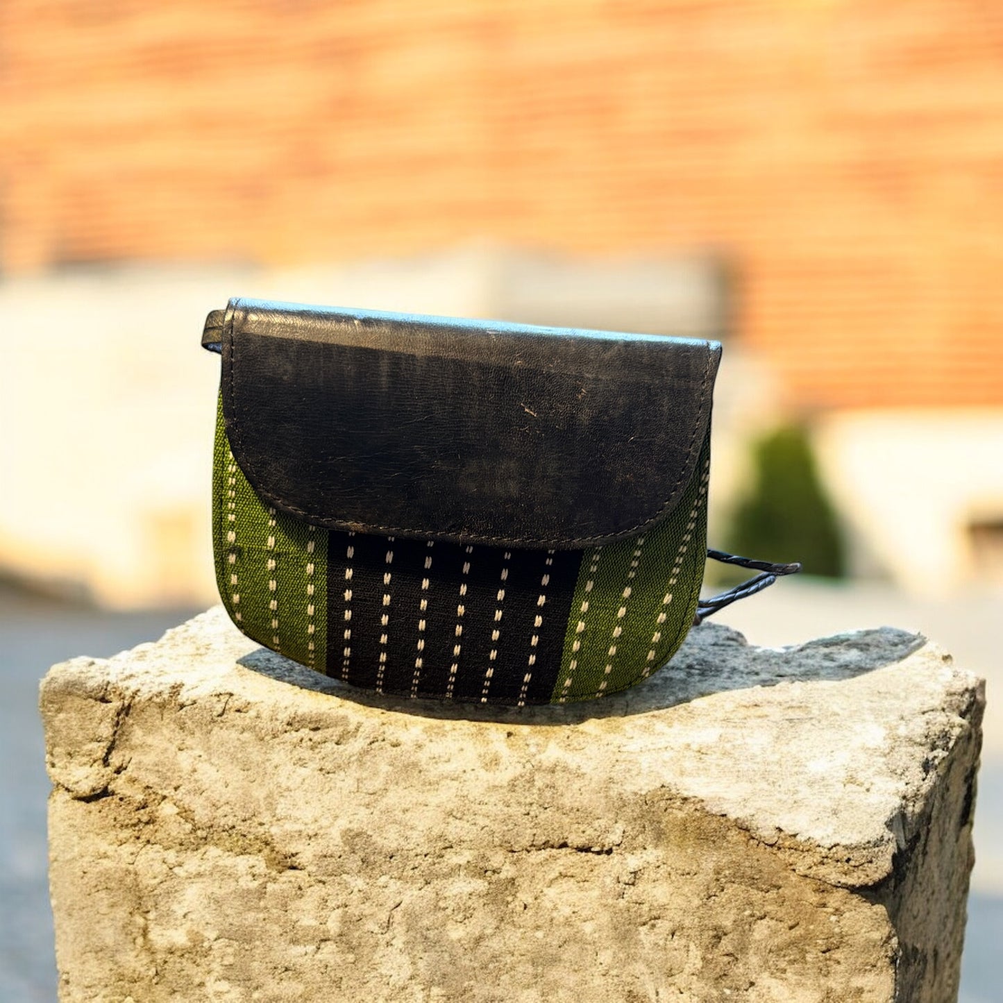 Sac en cuir et pagne tissé africain – sac artisanal femme – sac bandoulière ethnique – sac fait main en cuir véritable – idée cadeau bohème