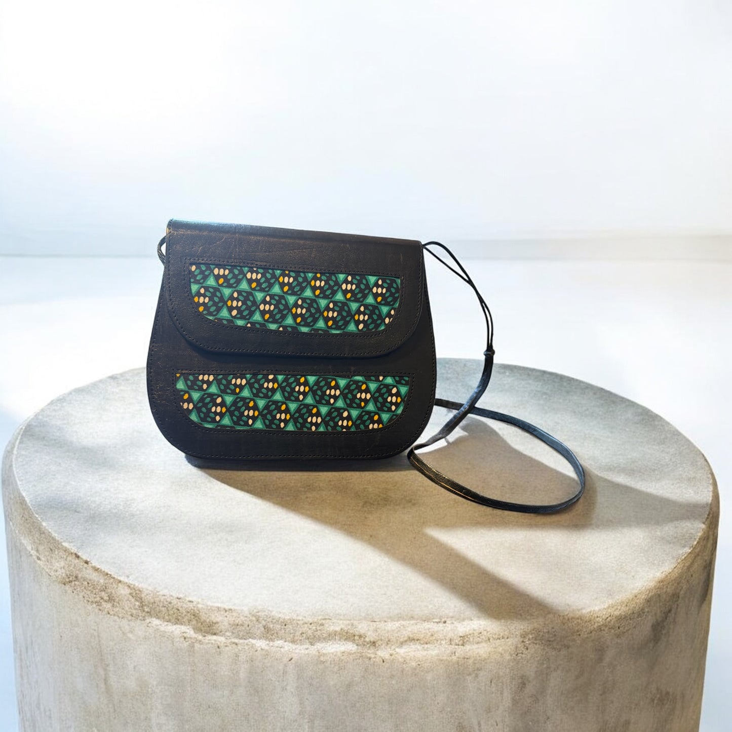 Sac africain en cuir et tissu wax – Sac bandoulière artisanal femme – Sac ethnique chic fait main Élégance et originalité